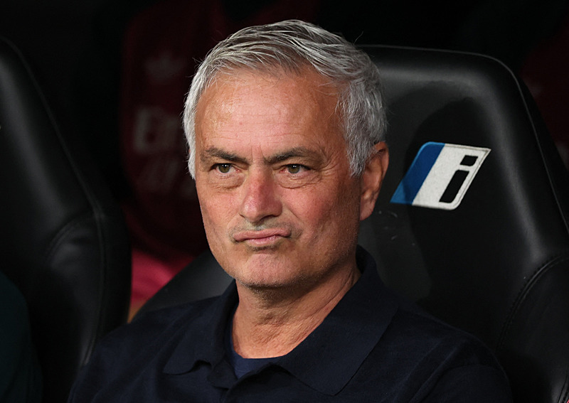 GÖVDE 2 — Jose Mourinho kulübede oturuyor, yakın plan, 800x567