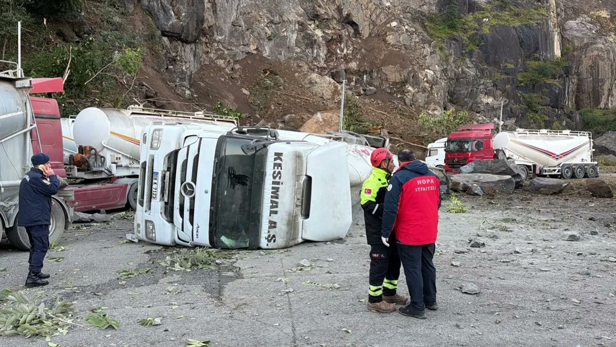 Artvin Hopa'da heyelan tır parkını vurdu: Kasım Topaloğlu aracını kurtarıp arkadaşları için geri döndü, sonra 