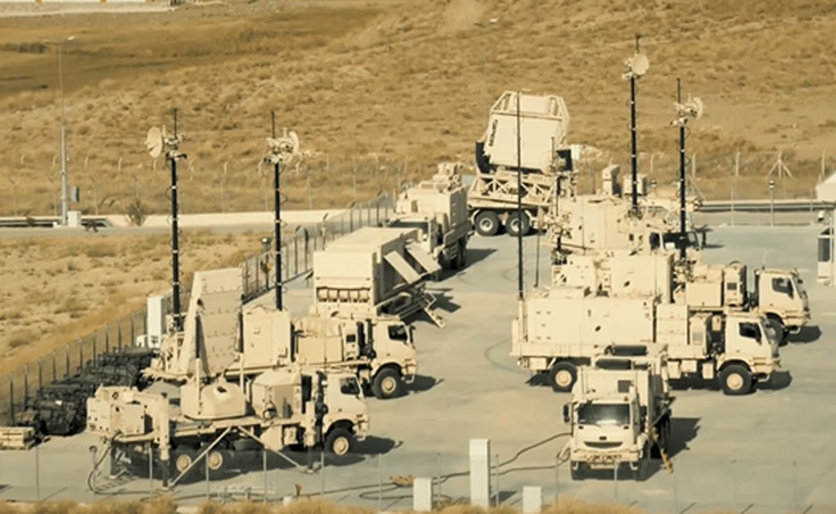 GÖVDE ADAYI — ASELSAN'ın sahaya konuşlandırdığı mobil radar/hava savunma sistemlerini gösteren gerçek bir saha fotoğrafı; haberin 'hava savunma sistemi alt bileşenleri' konusunu görsel olarak destekliyor.