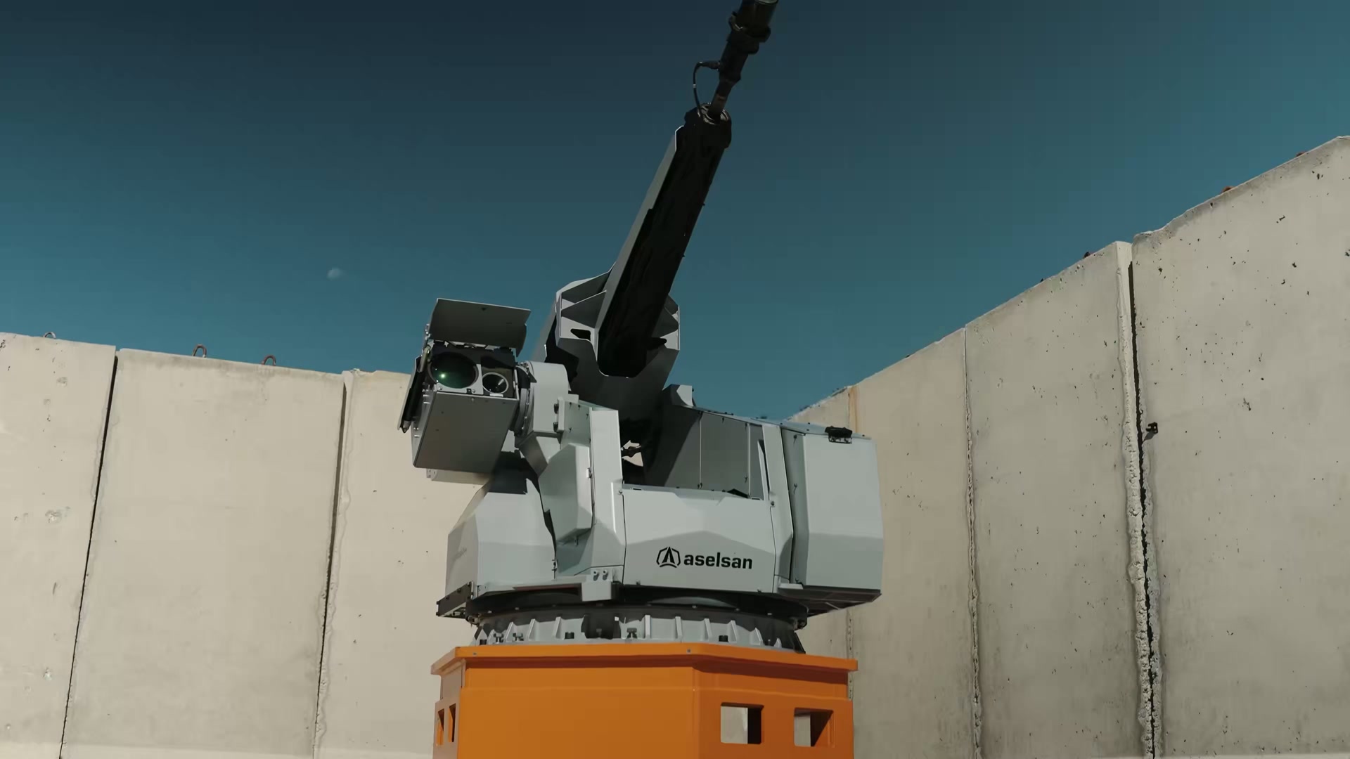 SMASH 300'ün namlusu ve elektro-optik başlığı, ASELSAN'ın tanıtım videosundan