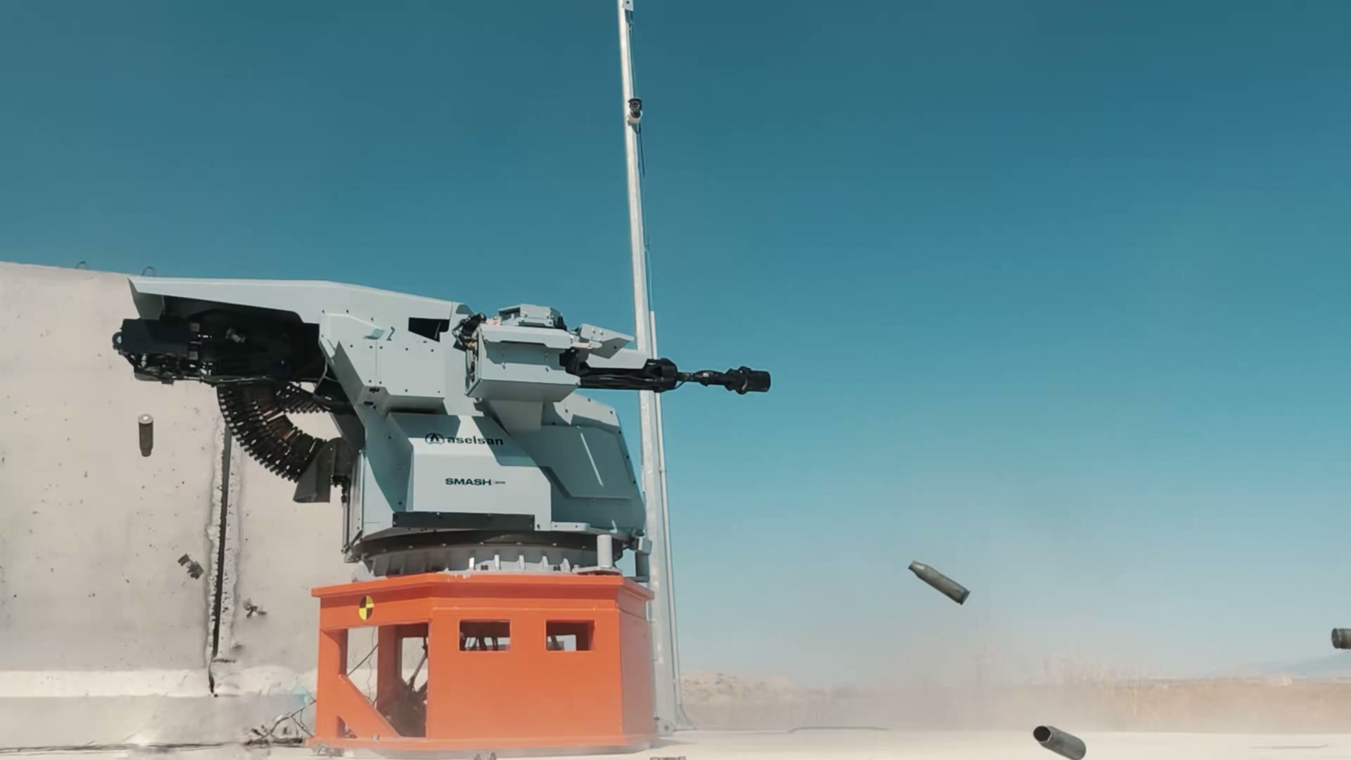 SMASH 300 seri atış yaparken boş kovanlar havada