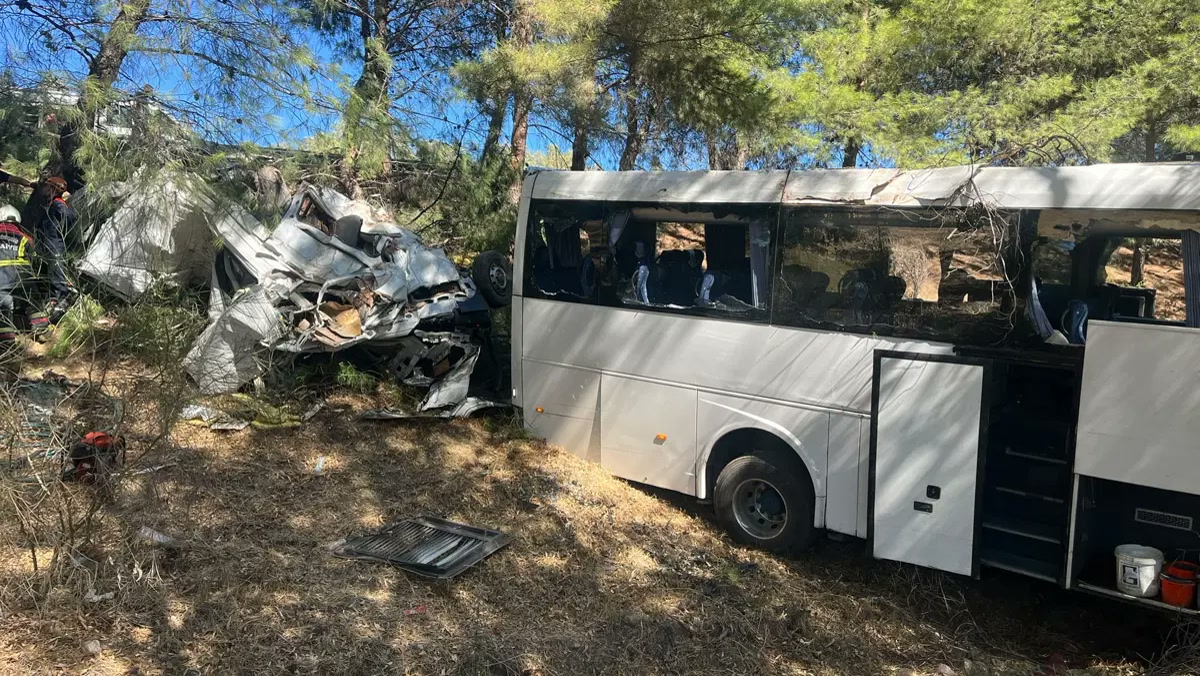 Aydın Germencik'te tur otobüsü yoldan çıktı; o anda kimler vardı?