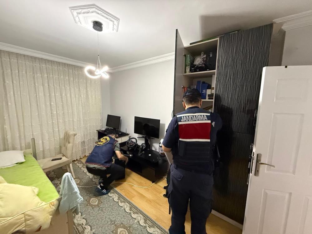 Şüphelilerden birinin evinde yapılan aramadan bir kare (Sabah) — gövde