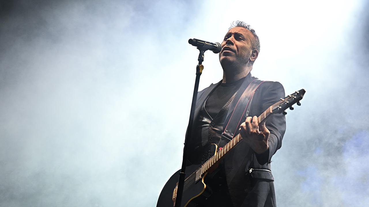 GÖVDE — Haluk Levent'in bir konser sahnesinden gerçek fotoğrafı.