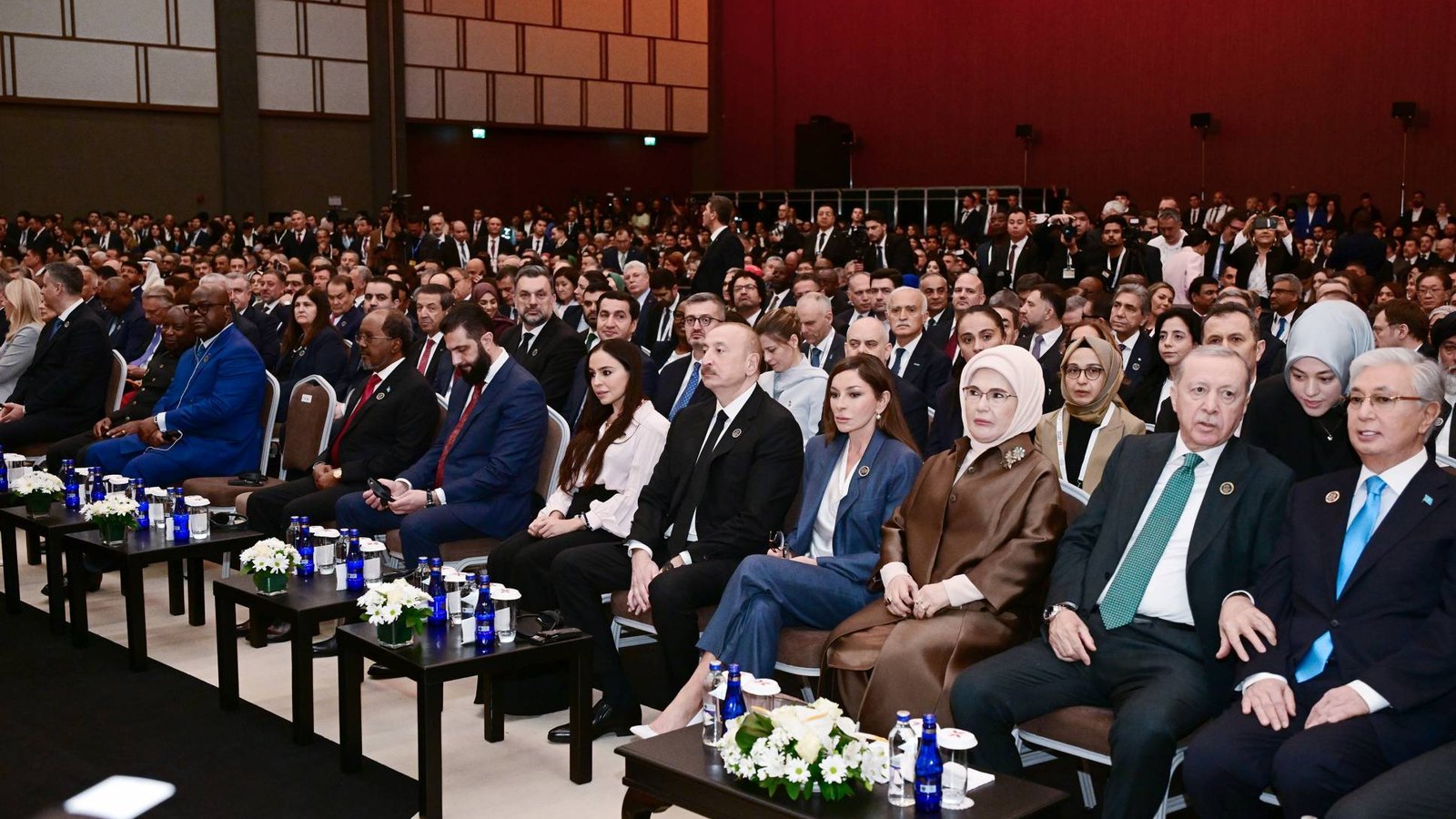 İlham Aliyev, Nisan 2026'da Antalya Diplomasi Forumu'nun açılış töreninde Cumhurbaşkanı Erdoğan ve eşi Emine Erdoğan'ın yanında (arşiv görüntüsü)