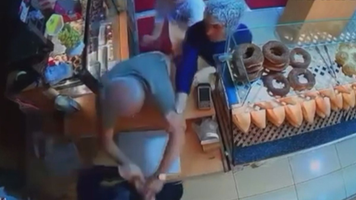 Bağcılar'da kiracı kadına saldırı: Çocuklarının gözü önünde darbedildi, anlar kamerada
