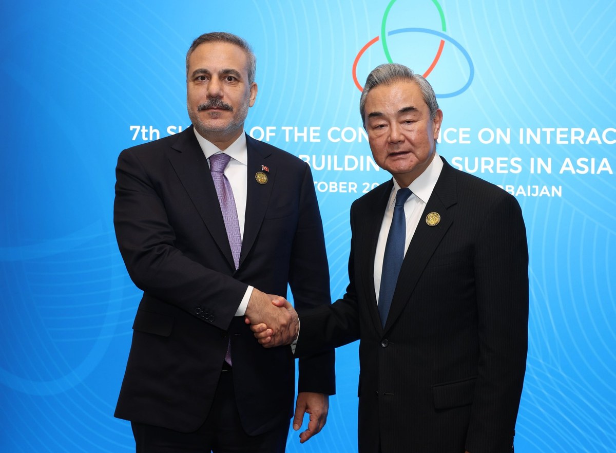 Hakan Fidan Bakü'de CICA Zirvesi'nde Çin Dışişleri Bakanı Wang Yi ile