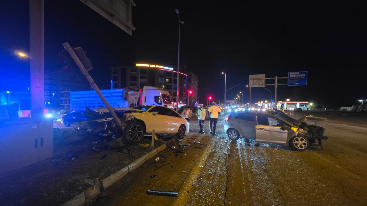 Balıkesir Bandırma'da bir kavşakta iki otomobil burun buruna geldi, geriye öyle bir manzara kaldı ki