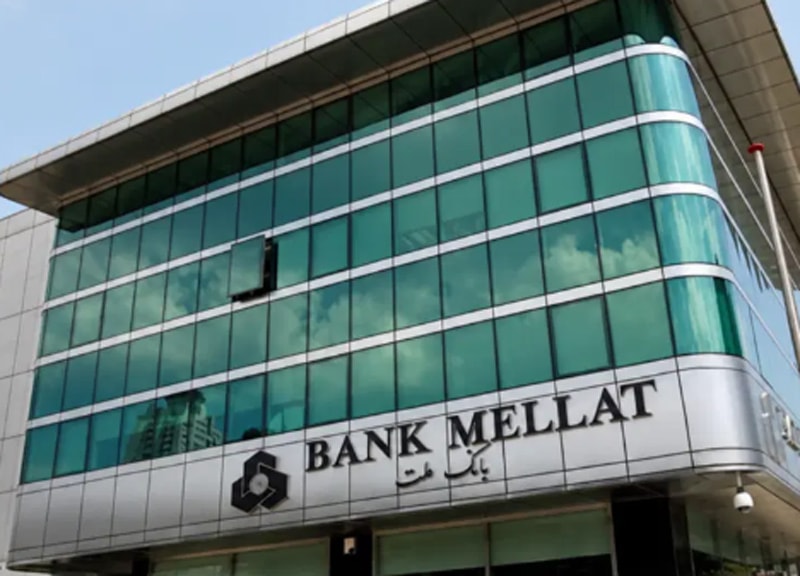 Aynı İstanbul binasının yakın plan cephe karesi, BANK MELLAT tabelası ve Farsça yazı; 800x576