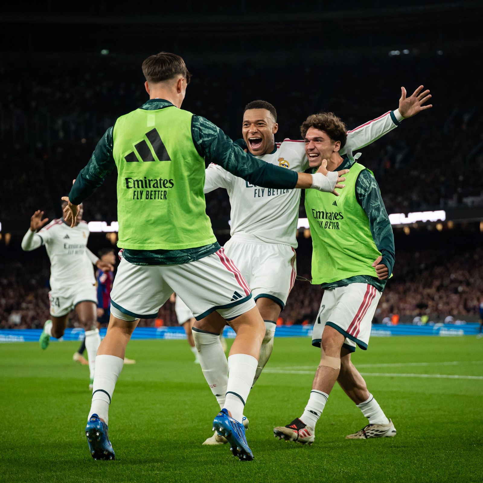Real Madrid'in Camp Nou'daki galibiyeti sonrası sevinç anlarından bir kare
