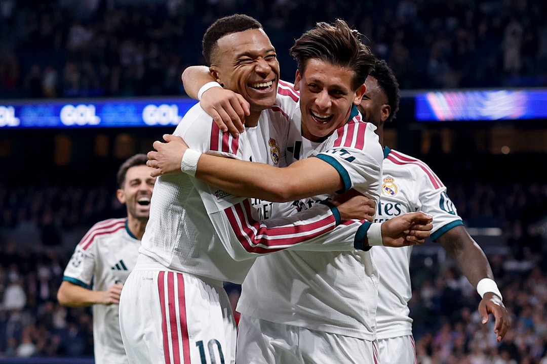 Arda Güler, Real Madrid formasıyla takım arkadaşı Kylian Mbappé ile sevinirken
