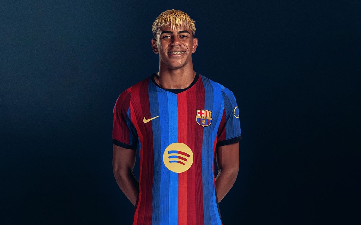 Barcelona'nın 10 numaralı oyuncusu Lamine Yamal, kulübün resmî portresinde