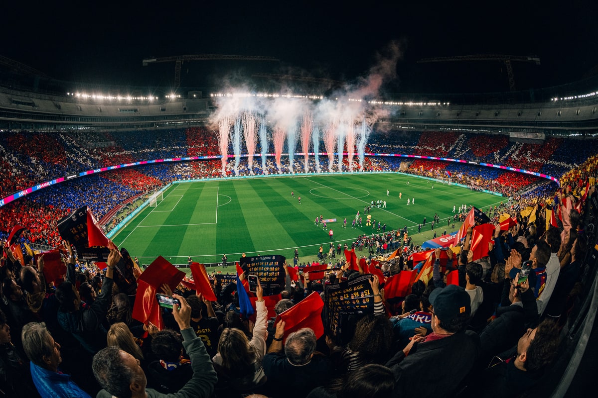 Spotify Camp Nou'da El Clásico atmosferi: tribünler ve havai fişekler
