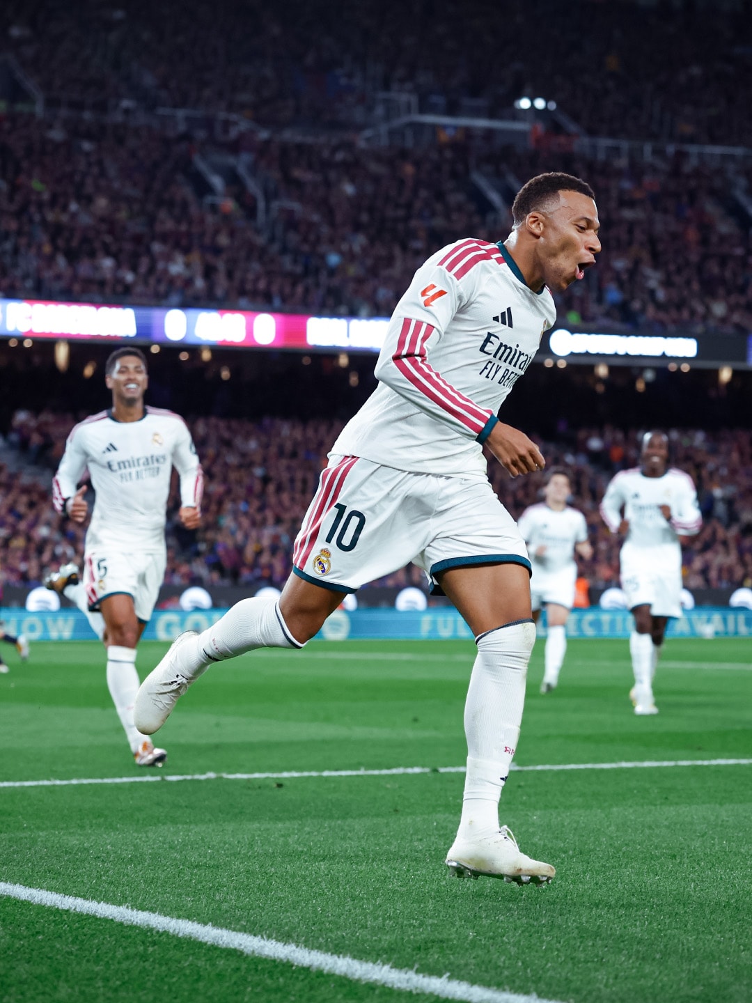 Mbappé gol sevinci yaşarken, arkasında Real Madrid'li takım arkadaşları koşuyor