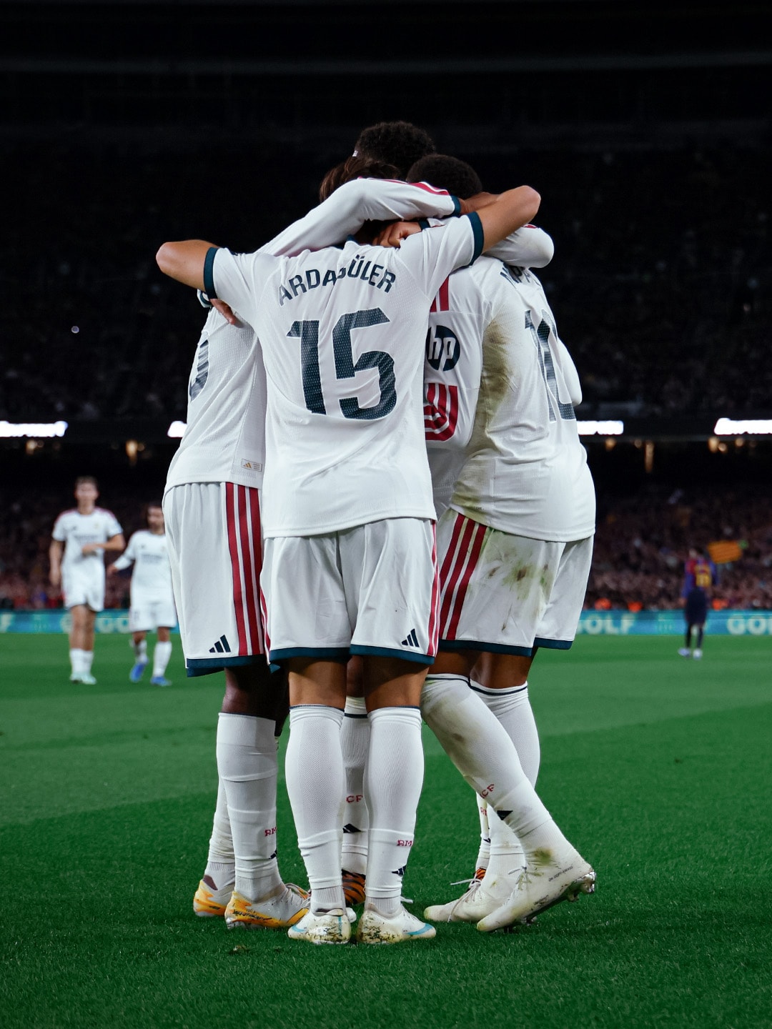 Real Madrid'in gol sevincinde 15 numaralı formasıyla Arda Güler (grubun ortasında)