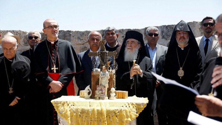 Batı Şeria'da Taybeh köyünü gezen Fransa, Belçika ve Polonya diplomatlarının konvoyuna yedi maskeli İsrailli y