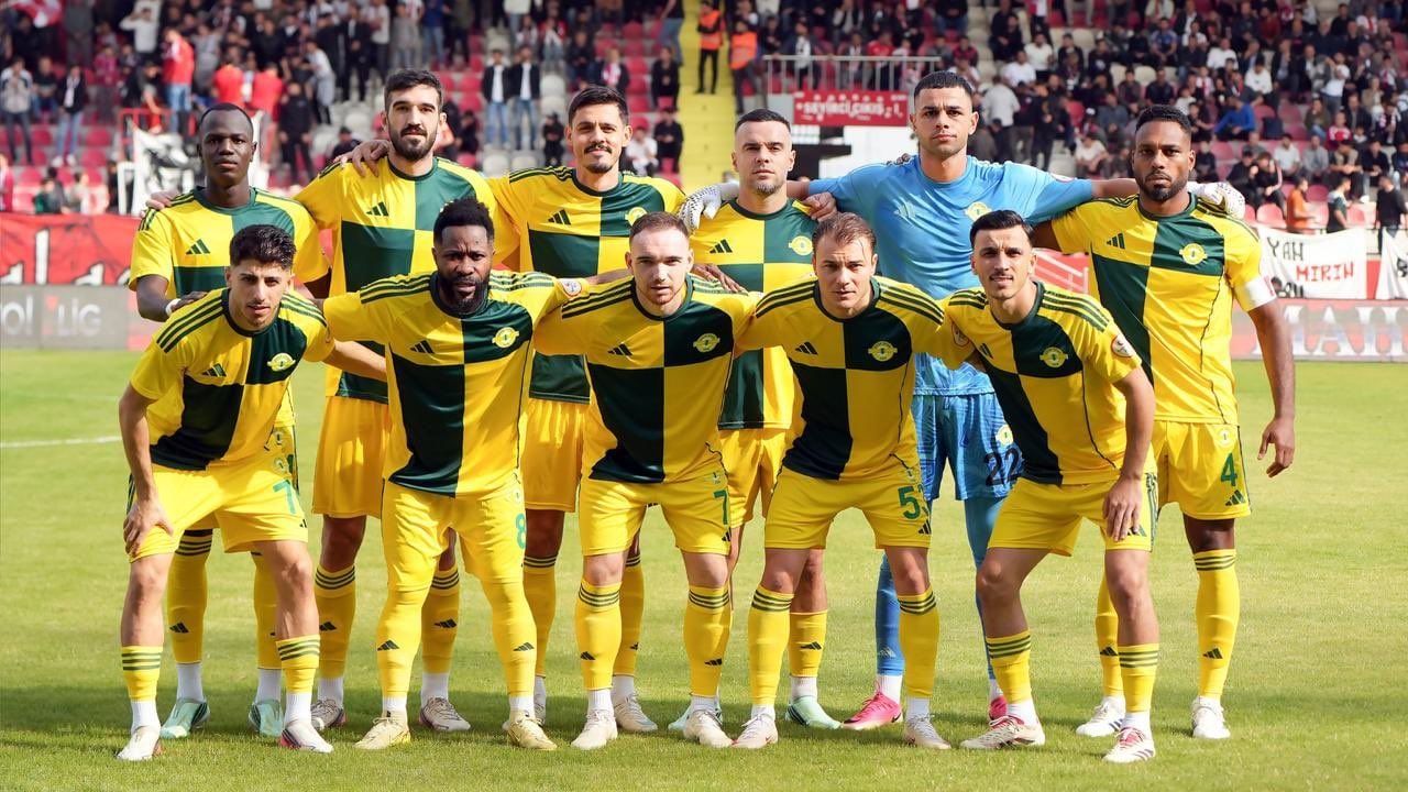 Esenler Erokspor futbolcuları Batman Petrolspor maçı öncesi takım pozunda