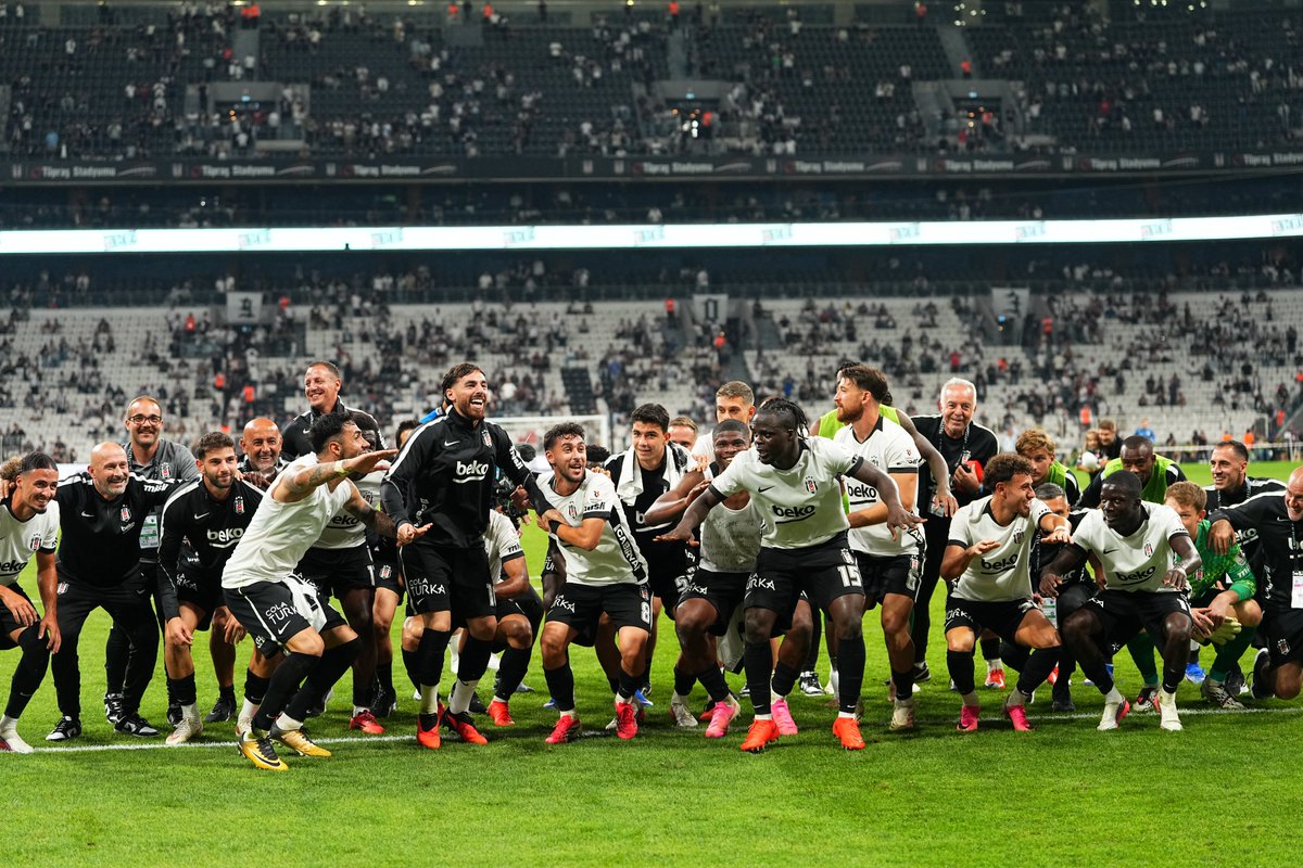 KAPAK ADAYI 2 / GÖVDE — Beşiktaş resmî X: Maç sonu oyuncular ve teknik ekip tribüne doğru toplu sevinç, geniş açı, yatay