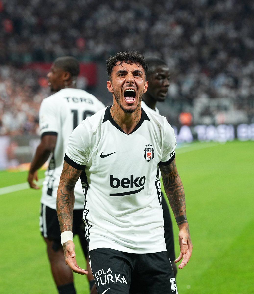 GÖVDE — Beşiktaş resmî X ('İlk yarıdan fotoğraflar'): Gol sevincinde bağıran Beşiktaşlı futbolcu, arkada Ndidi; ilk yarı