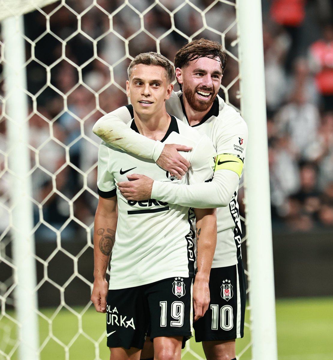 GÖVDE — Beşiktaş resmî X: Trossard (19) ile kaptan Orkun Kökçü (10) kale direği önünde gol sevinci; Trossard'ın kulüptek