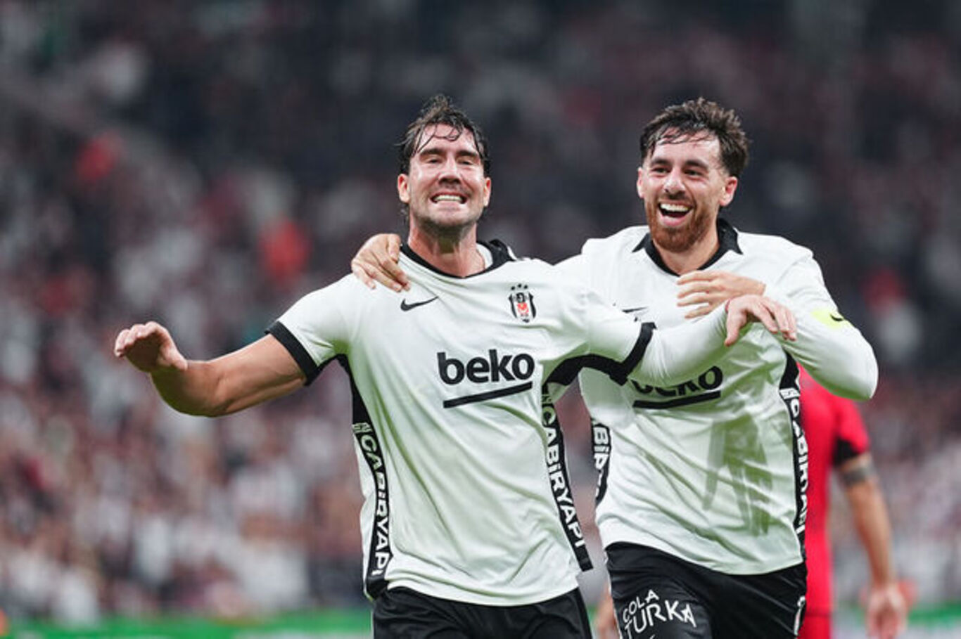 İki Beşiktaşlı oyuncu forma göğsündeki sponsor yazısıyla birlikte koşarak kutlama yapıyor, net
