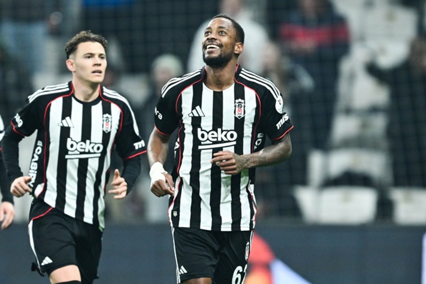 Kale ağı önünde iki Beşiktaşlı oyuncunun kucaklaşarak gol kutlaması, net ve duygusal kare.