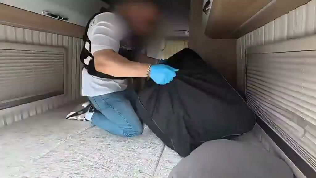 Minibüsün arkasındaki vakumlu skunk paketleri
