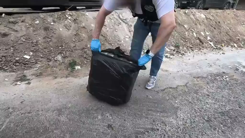 Yol kenarına dizilen çantalar: 409 kilo 600 gram skunk