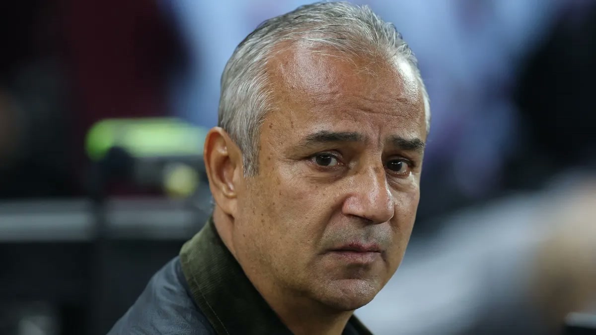 Birmingham'da Fenerbahçe tribününden 'İsmail Kartal istifa' sesleri yükseldi, Kartal mikrofona çıkınca camiaya