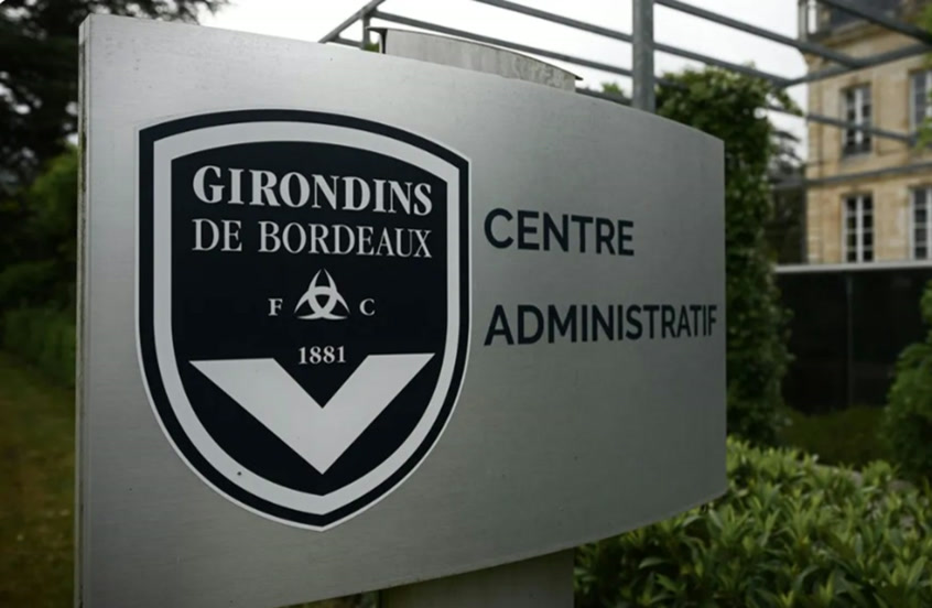 Girondins de Bordeaux idari merkezi (Centre Administratif) tabelası ve arma, arkada bina (846x551, haber görseli; çözünürlük düşük)
