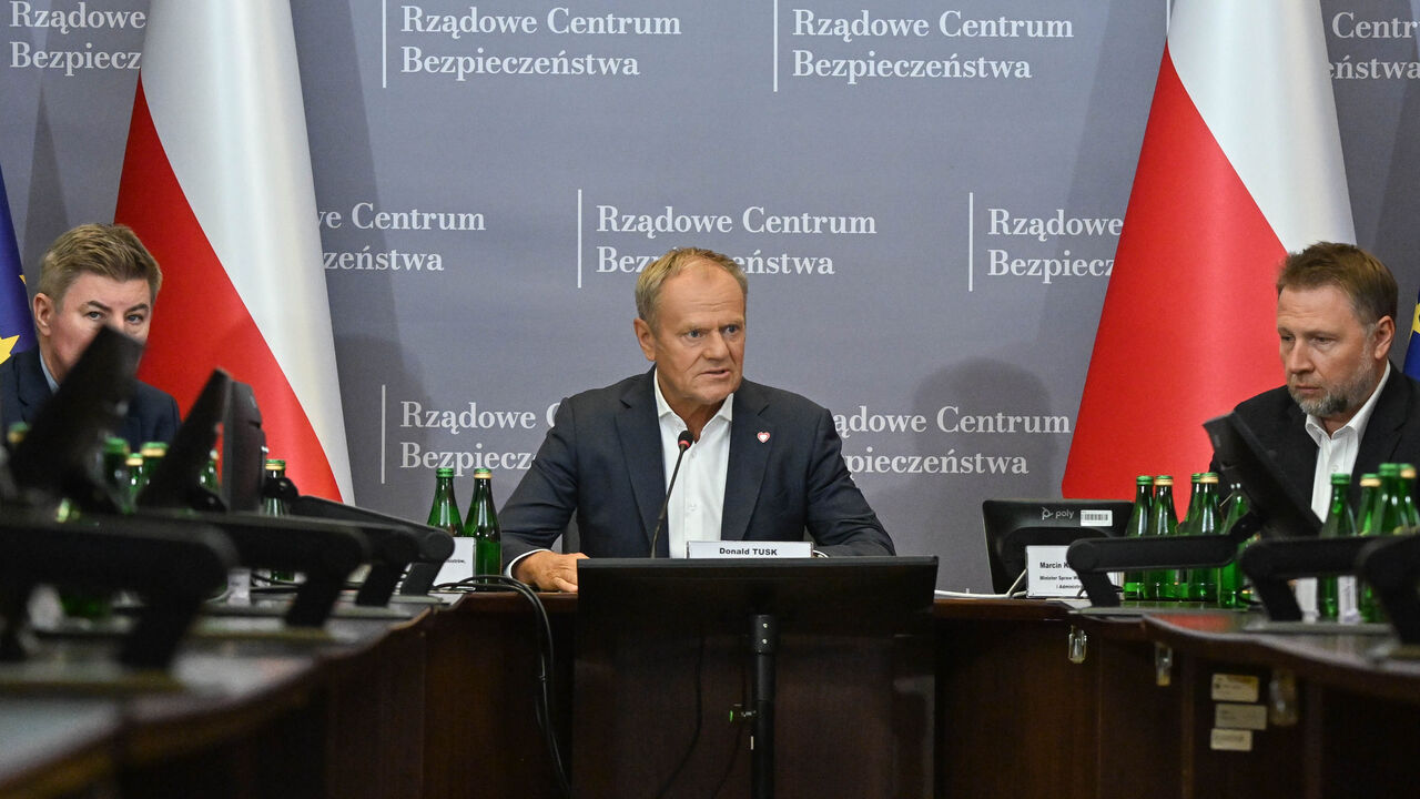 GÖVDE — Donald Tusk, Varşova Hükümet Güvenlik Merkezi'ndeki acil güvenlik toplantısında, 13 Eylül 2026 (PAP/Piotr Nowak,