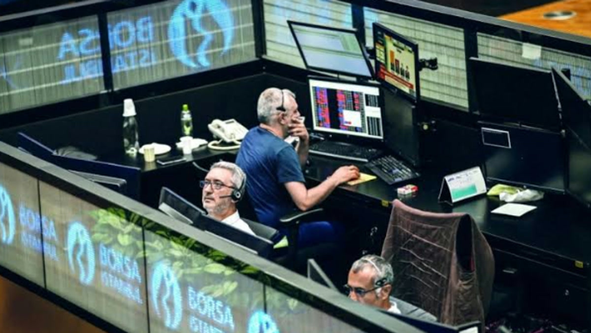 Borsa İstanbul işlem salonunda kulaklıklı çalışanlar ve BORSA İSTANBUL yazılı led çerçeveler; yukarıdan geniş açı, 1280x720.
