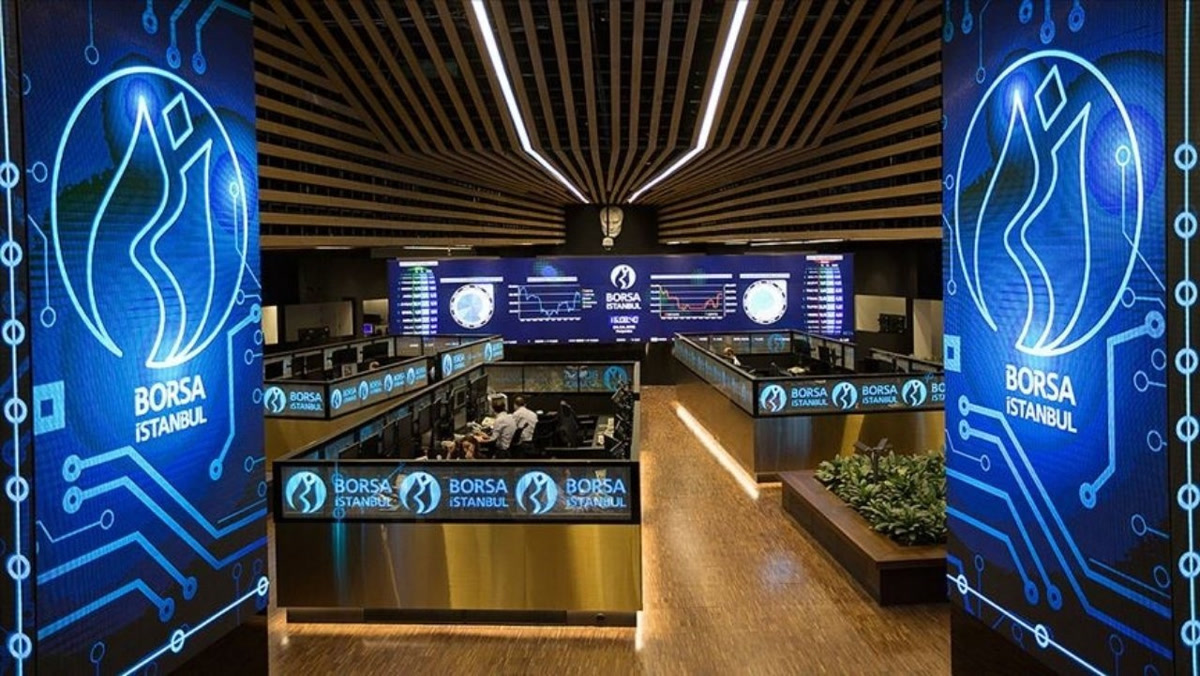Borsa İstanbul işlem salonu; sol ve sağda mavi BORSA İSTANBUL totem ekranları, ortada boş masalar ve arkada endeks panosu. 1280x720. Fotoğrafın AA kaynaklı olma ihtimali var, sonda tercih edilsin.