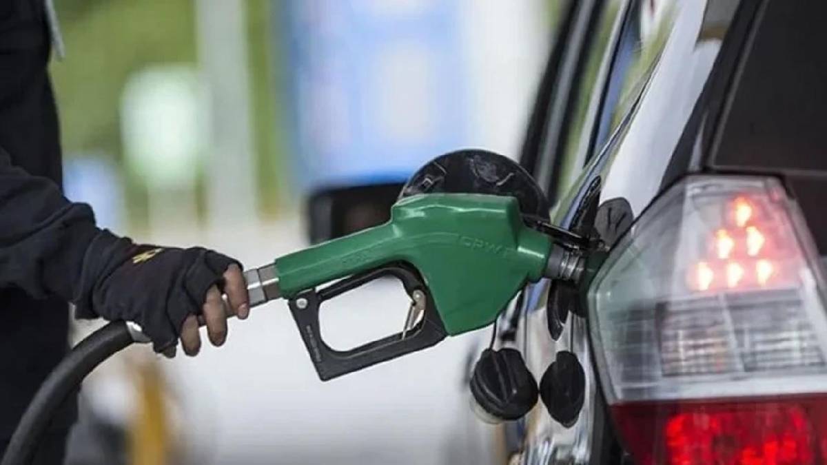 GÖVDE 2 - Kendi arşivimiz: pompacı elinde yeşil tabanca, araca yakıt dolduruyor, 1200x675 temiz (motorine zam bölümüne)