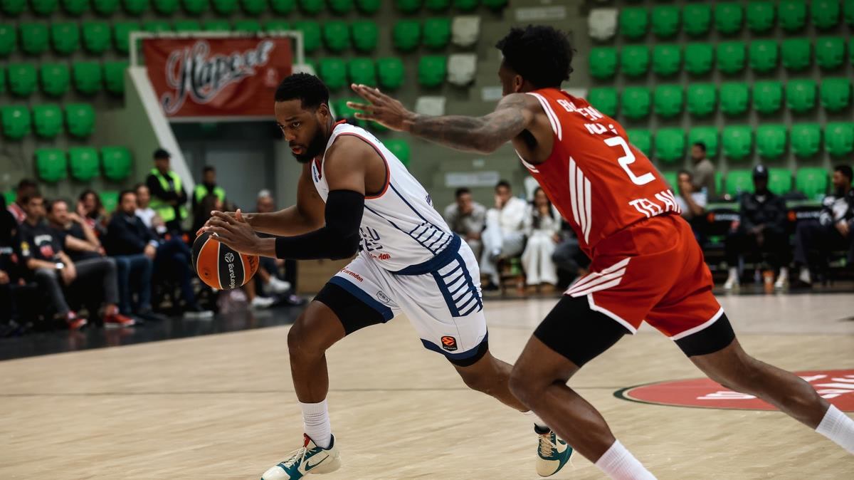 Bulgaristan'da Hapoel Tel Aviv - Anadolu Efes maçında fark 30'a çıktı: Efes'i ilk yarıda ne bitirdi?