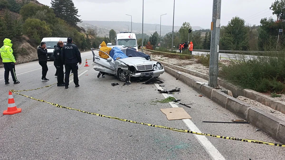 Burdur-Antalya yolunda düğün yolculuğu yarıda kesildi: Kurna Kavşağı'nda direğe çarpan otomobilde geriye öyle 