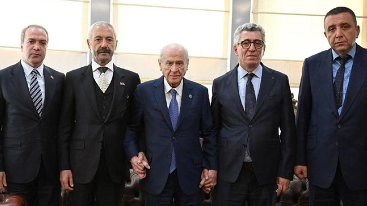 Burhanettin Saral ve Sedat Şahin'in Devlet Bahçeli'nin makamındaki görüşmesinden bir kare
