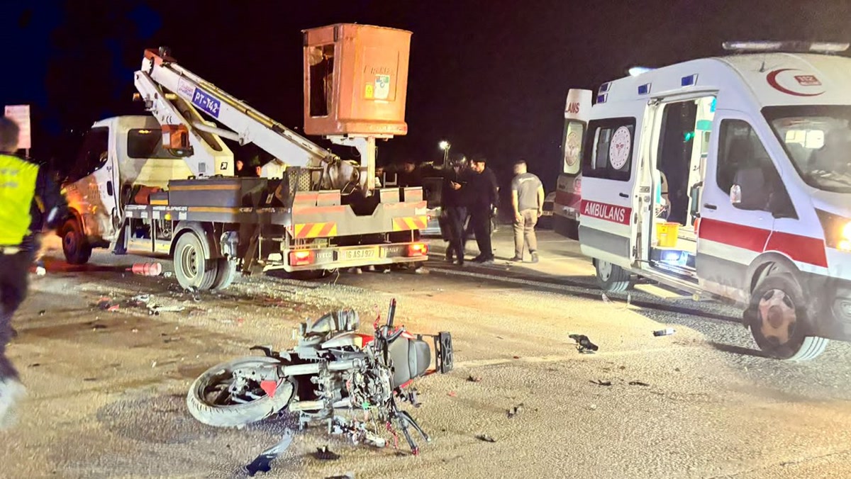 Bursa İnegöl'de Ahmet Türkel Çevre Yolu'nda kamyonetle çarpışan motosikletteki 21 yaşındaki Kemal Derviş ile a