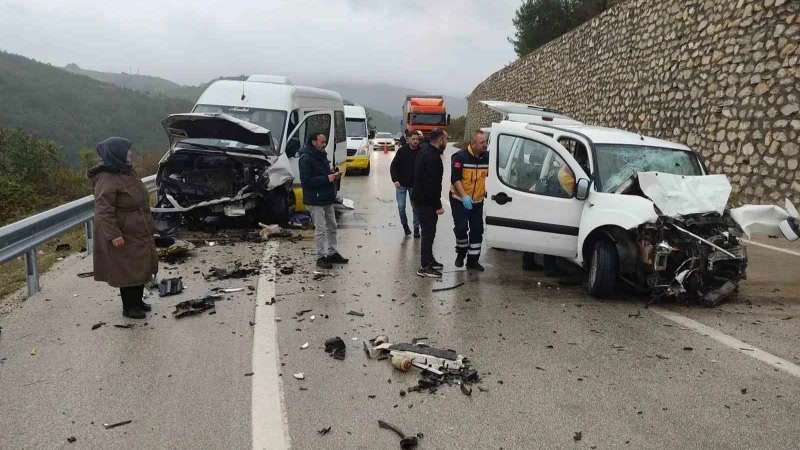 Bursa'da Keles yolunda minibüs ile ticari araç kafa kafaya çarpıştı: O sırada araçtan kurtarılamayan kimdi?