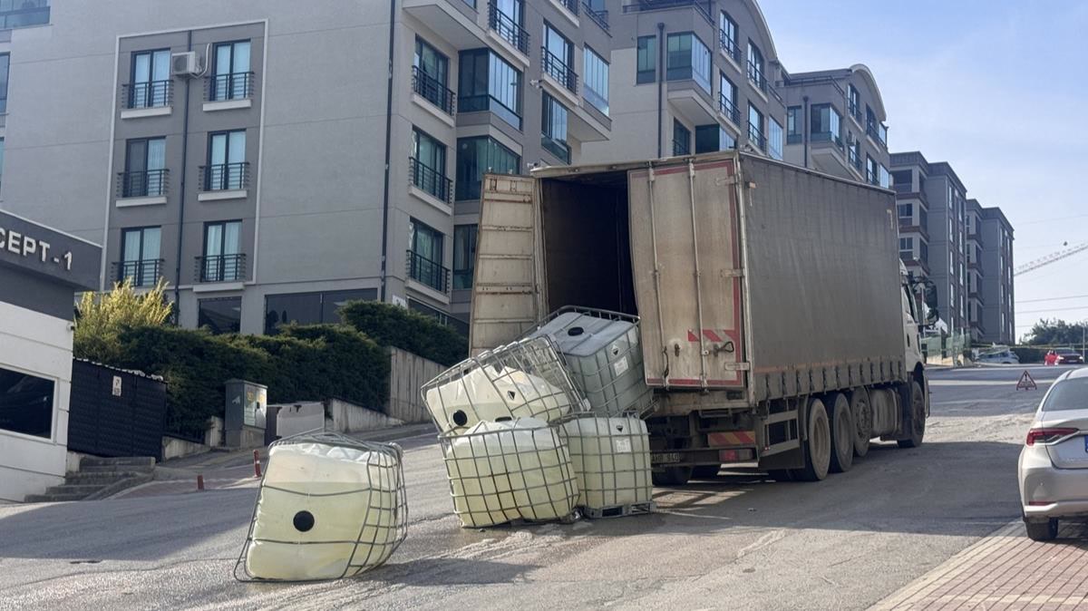 Bursa'da kamyondan düşen tanklar yola kimyasal madde sızdırdı: Yol kapandı, içindeki madde ise