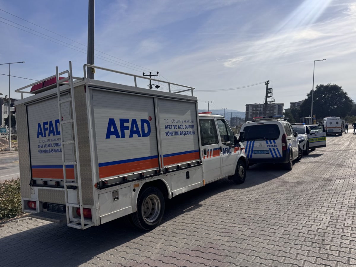 Bursa'da kamyondan düşen tanklar yola kimyasal madde sızdırdı: Yol kapandı, içindeki madde ise