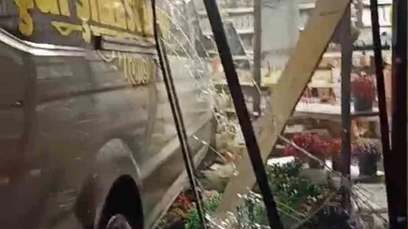 Bursa Nilüfer'de servis aracı züccaciye mağazasına daldı: içeride alışveriş yapanların başına öyle bir an geld