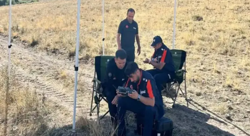 GÖVDE (yakın çekim) — AFAD ekibinin drone kumandasıyla arama yaptığı an, sahadan yakın kare.