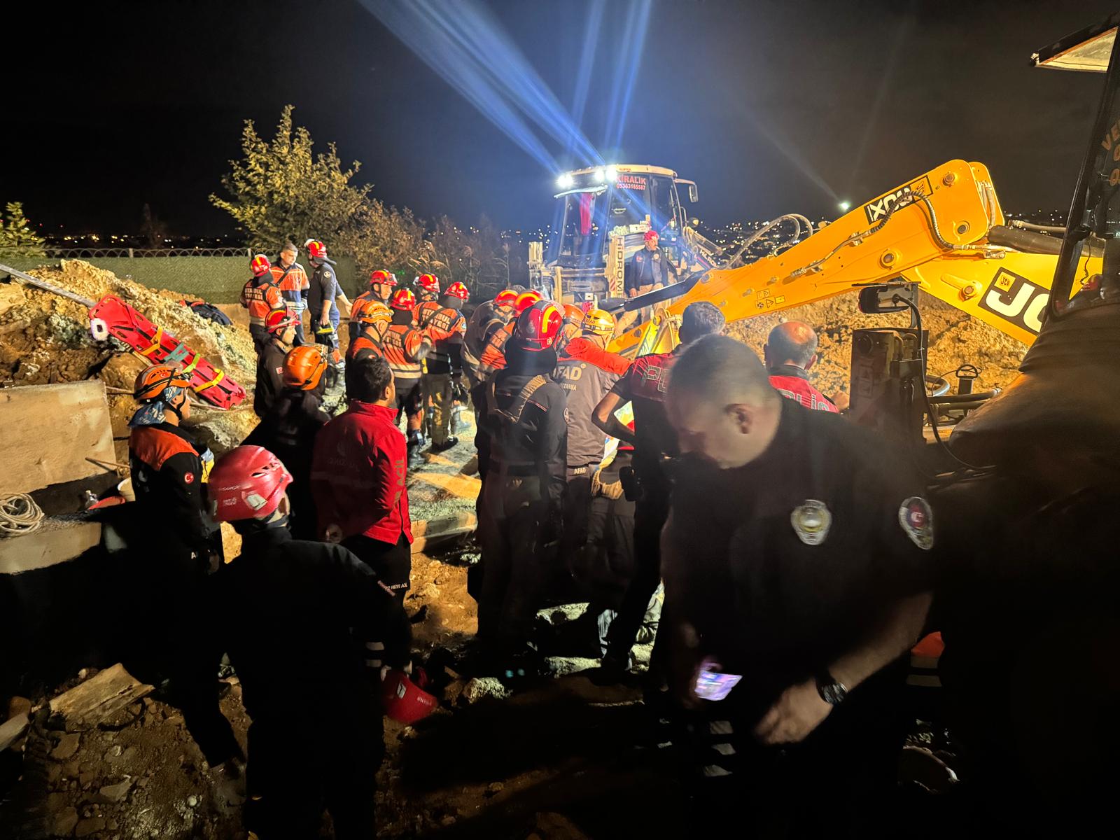 AFAD ve İstanbul İtfaiyesi ekipleri, göçük altındaki işçilere ulaşmak için gece boyunca iş makinesiyle çalıştı