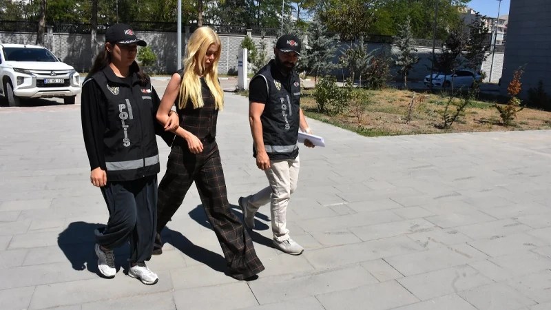 Çağla Öz, KOM polisleri eşliğinde Van Adliyesi'ne yürüyor