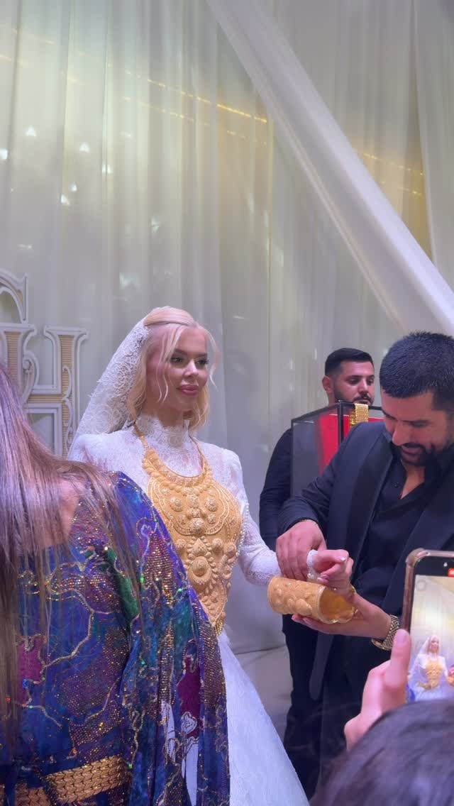 GÖVDE - Takı töreni, gelinin koluna bilezik takılıyor; 640x1136 dikey, temiz (Sözcü)
