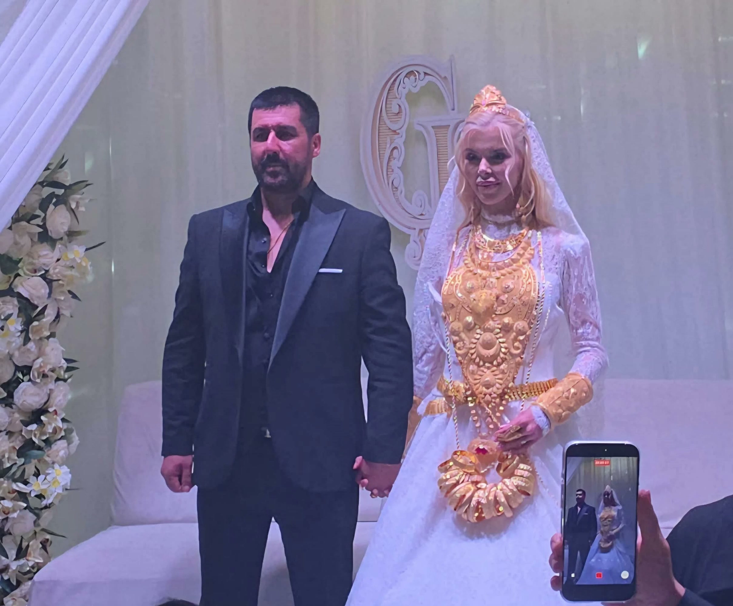 Van'daki düğün: kilolarca altınla gündeme gelen kare