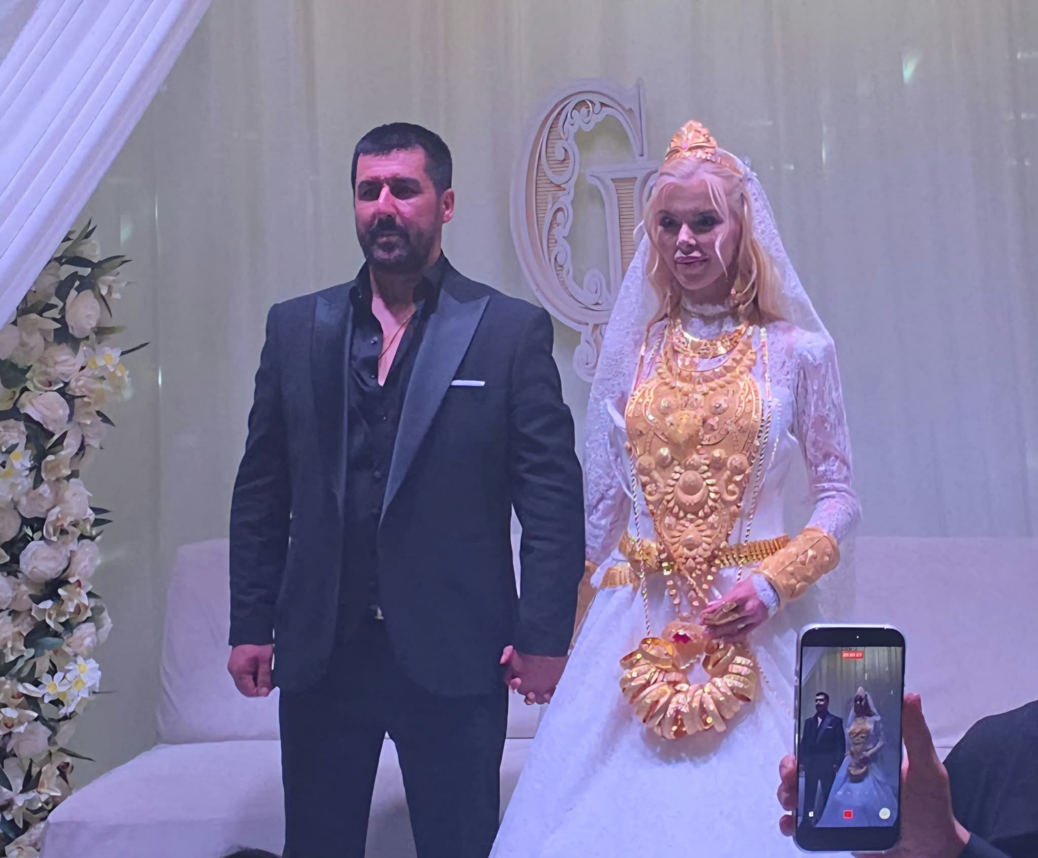 Van'daki düğünde Çağla Öz'e takılan altınlar