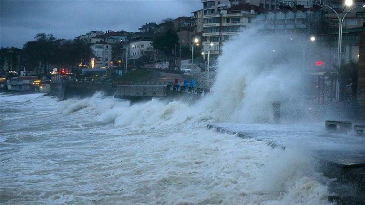 Çanakkale Gökçeada'da Adalar Denizi'ndeki fırtına feribot tarifesini bozdu: Pazar günü hangi seferler kalkmaya