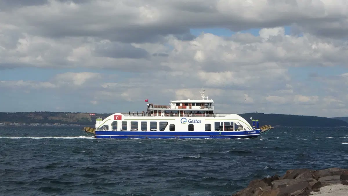 Çanakkale Gökçeada'da Adalar Denizi'ndeki fırtına feribot tarifesini bozdu: Pazar günü hangi seferler kalkmaya
